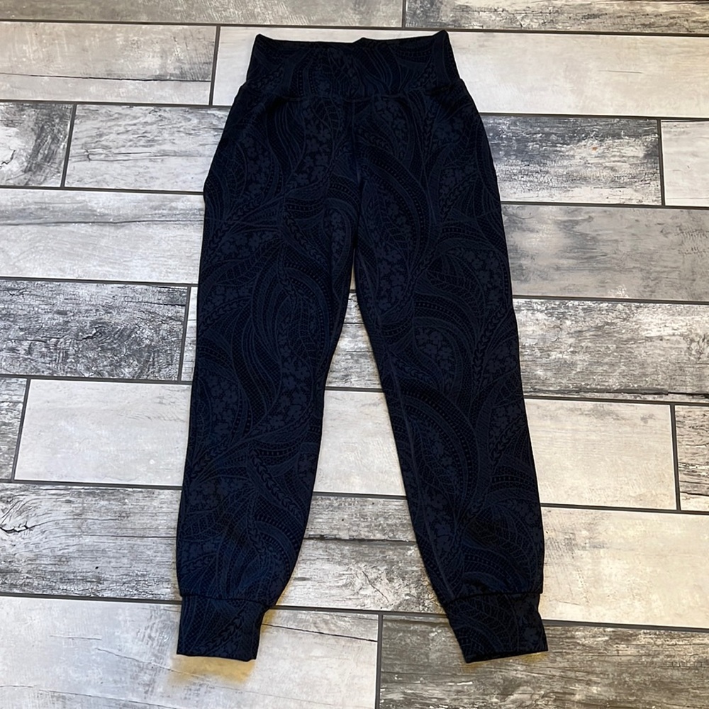 Athleta textured salutation jogger size small